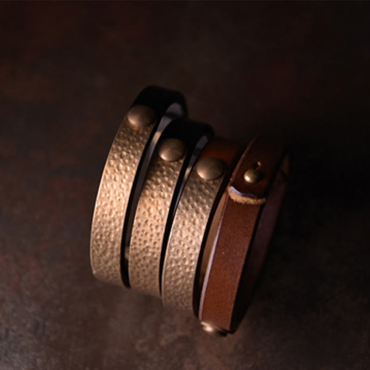 Braccialetto di ricchezza in pelle di ottone di rame con texture fatta a mano vintage Buddha Stones