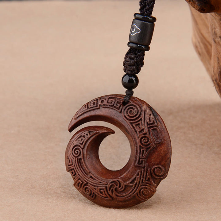 Buddha Stones Piccola foglia Sandalo rosso Legno di ebano La fortuna di una persona migliora Design Modello Protezione Collana Pendente