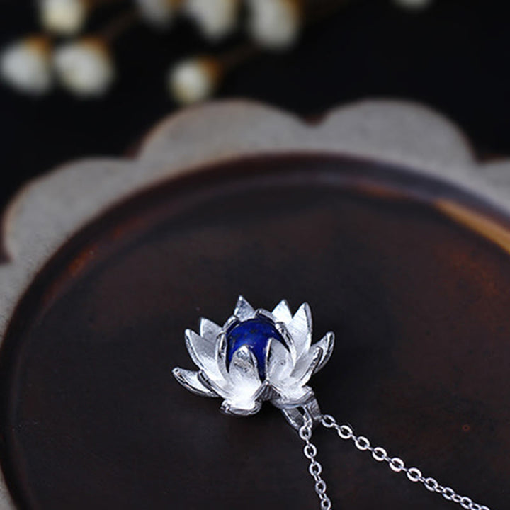 Collana con ciondolo a forma di fiore di loto in argento sterling 925 con pietre Buddha Stones e lazurite - image 8