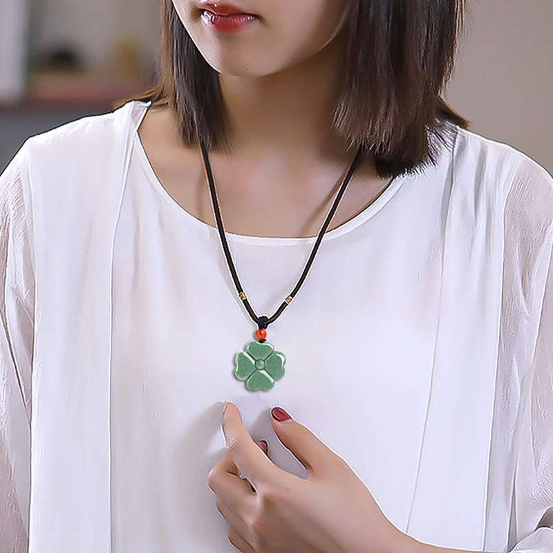 Collana con ciondolo di giada a forma di quadrifoglio fortunato naturale Buddha Stones prosperità