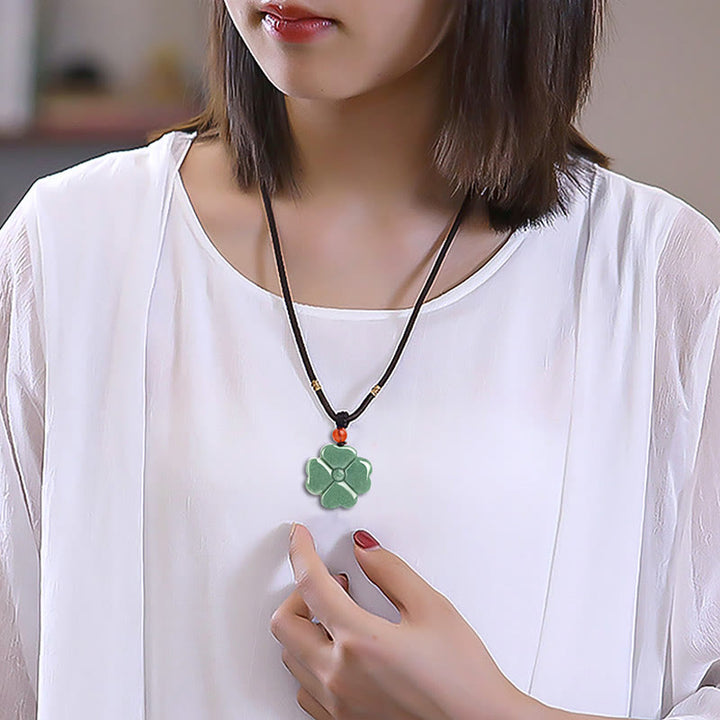 Collana con ciondolo di giada a forma di quadrifoglio fortunato naturale Buddha Stones prosperità