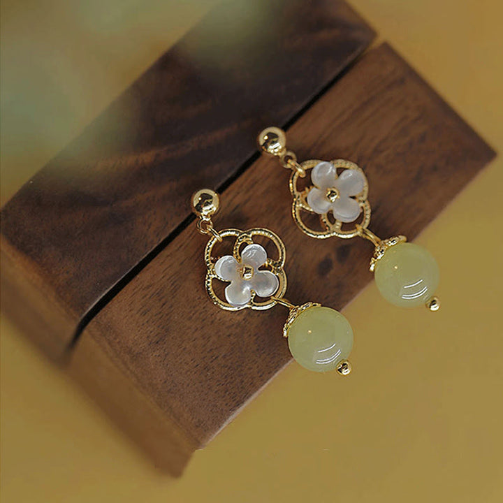 Orecchini pendenti con perline di giada e fiore di pietra di Tridacna Buddha Stones