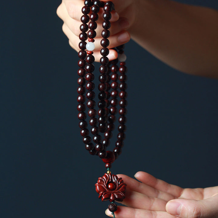 Braccialetto di equilibrio Mala di loto in legno di sandalo rosso con piccole foglie tibetane Buddha Stones