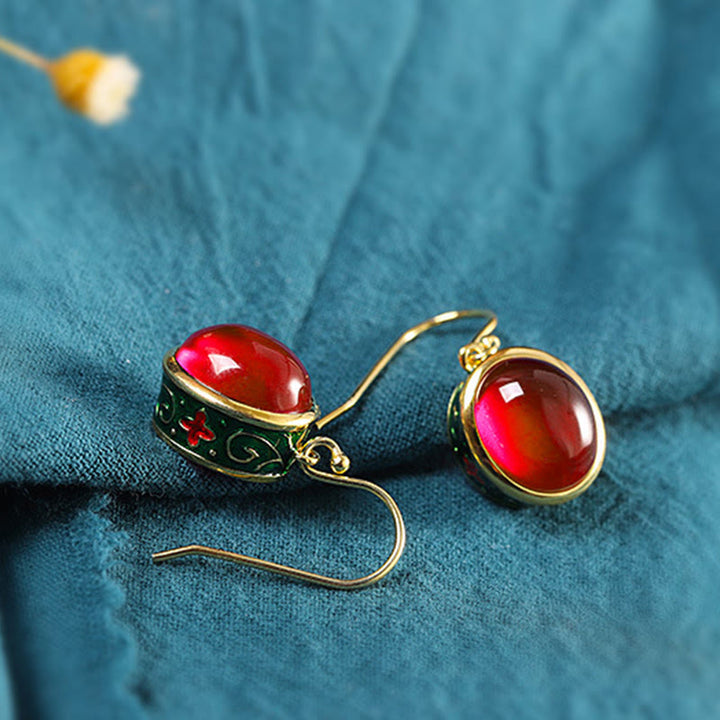 Orecchini pendenti rotondi con gancio in corindone rosso Buddha Stones Confidence