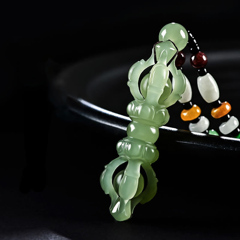 Collana con ciondolo di successo inciso Dorje Vajra in giada ciano naturale tibetana e giada bianca