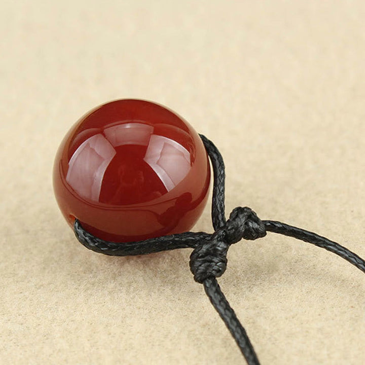 Collana con ciondolo in corda di pelle con perline di agata rossa e Buddha Stones
