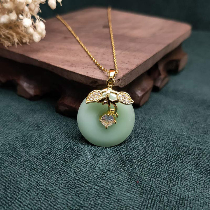 Collana con ciondolo a forma di foglia di giada rotonda con Buddha Stones e fortuna
