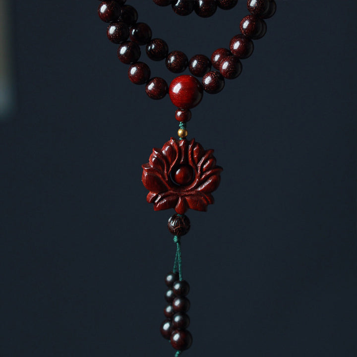 Braccialetto di equilibrio Mala di loto in legno di sandalo rosso con piccole foglie tibetane Buddha Stones