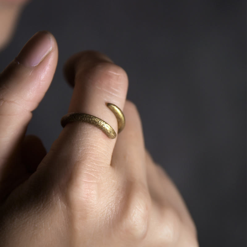 Anello regolabile con design semplice in rame Buddha Stones e portafortuna