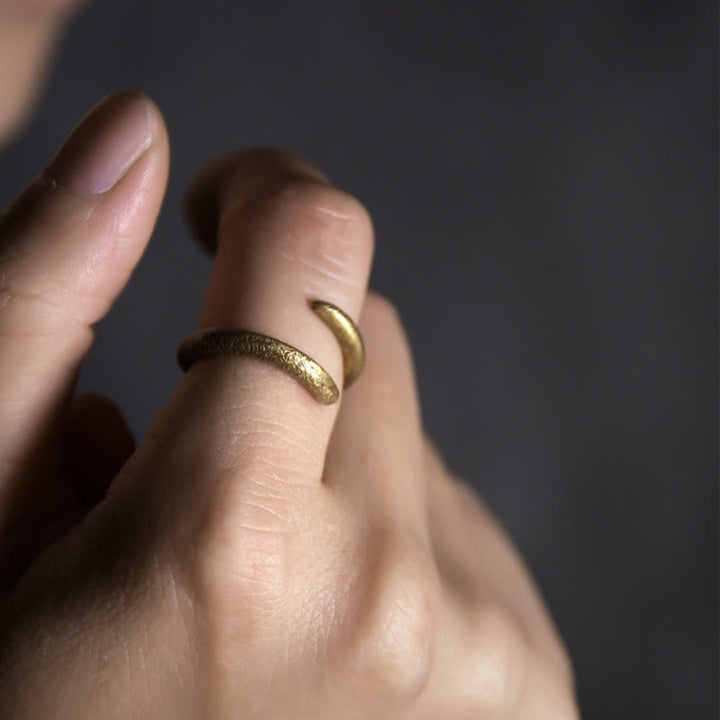Anello regolabile con design semplice in rame Buddha Stones e portafortuna