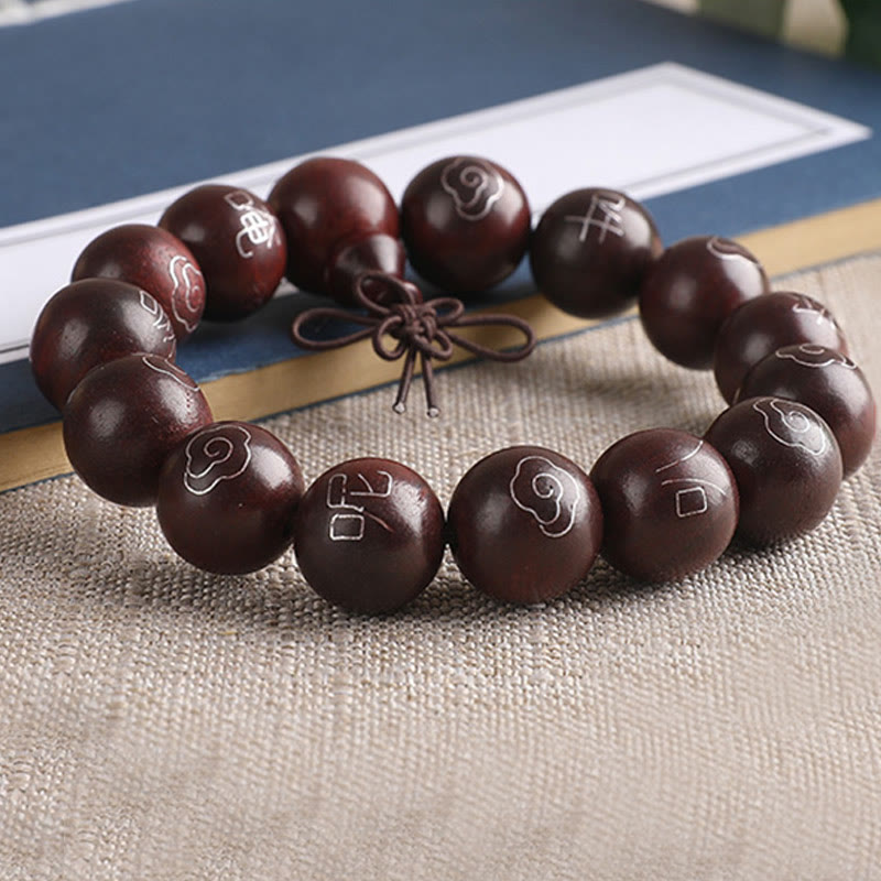 Braccialetto di protezione con piccole foglie di sandalo rosso intarsiate in argento sterling 925 Buddha Stones carattere Om Mani Padme Hum e nuvole di buon auspicio