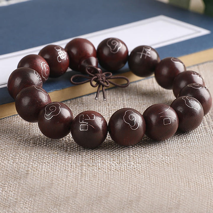 Braccialetto di protezione con piccole foglie di sandalo rosso intarsiate in argento sterling 925 Buddha Stones carattere Om Mani Padme Hum e nuvole di buon auspicio