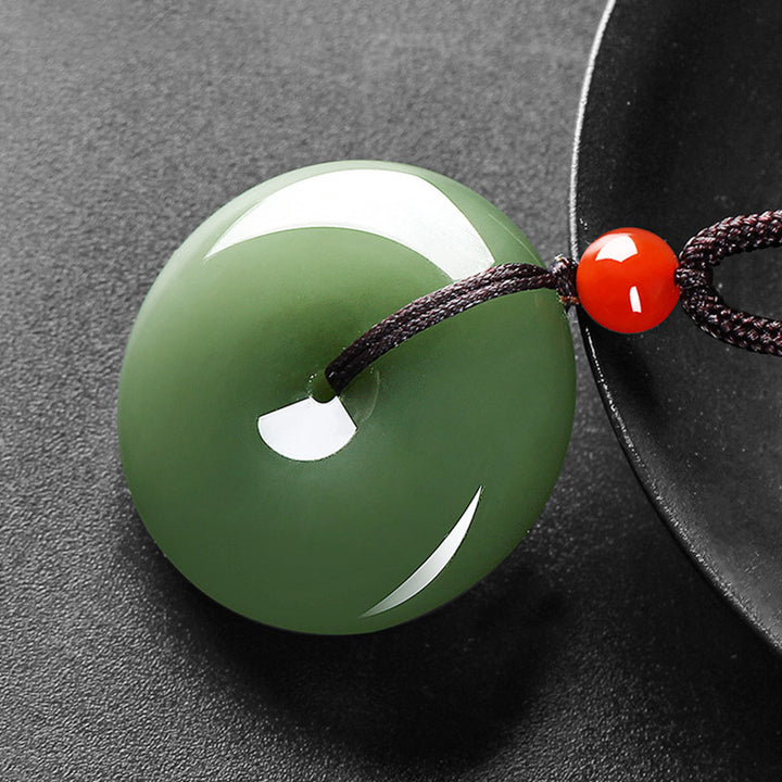 Collana con ciondolo a corda con fibbia della pace in giada rotonda naturale Buddha Stones