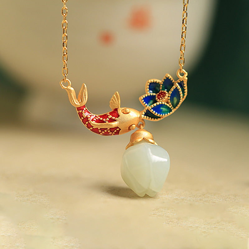 Collana con ciondolo di protezione in argento sterling 925 con pesce koi in giada bianca e Buddha Stones - image 2