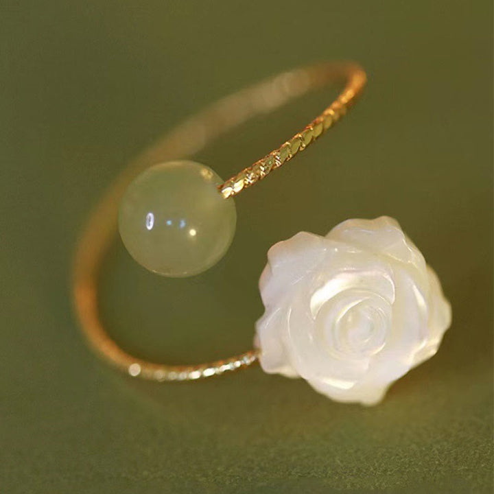 Anello di benedizione con perline di giada e fiore di rosa in pietra tridacna placcata in oro 14K Buddha Stones