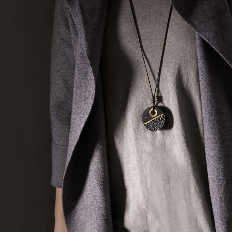 Collana con ciondolo in ottone e rame con Buddha Stones, realizzata a mano, in legno di ebano e pietra della pace - image 3