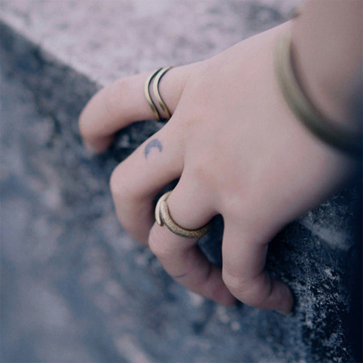Anello regolabile con design semplice in rame Buddha Stones e portafortuna