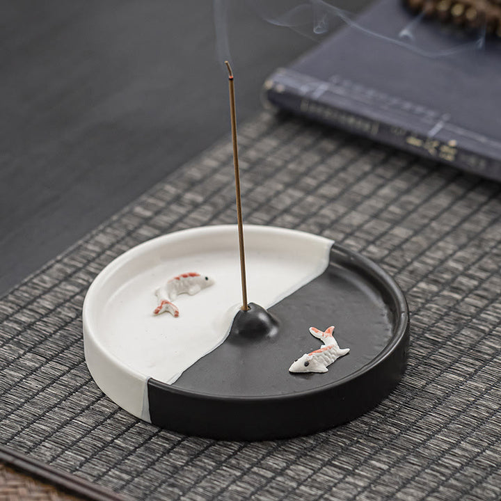 Buddha Stones Modello di pesce Koi Decorazione per bruciatore di incenso in ceramica con guarigione spirituale