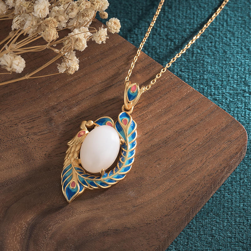 Collana con ciondolo di benedizione in rame e pavone in giada bianca