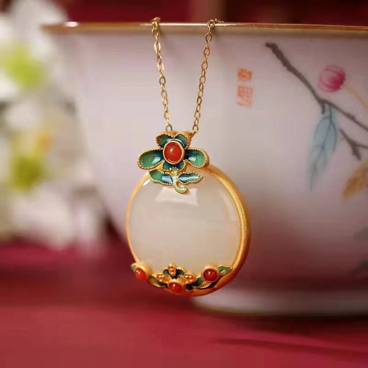 Collana con ciondolo portafortuna con fiore di giada bianca e agata rossa