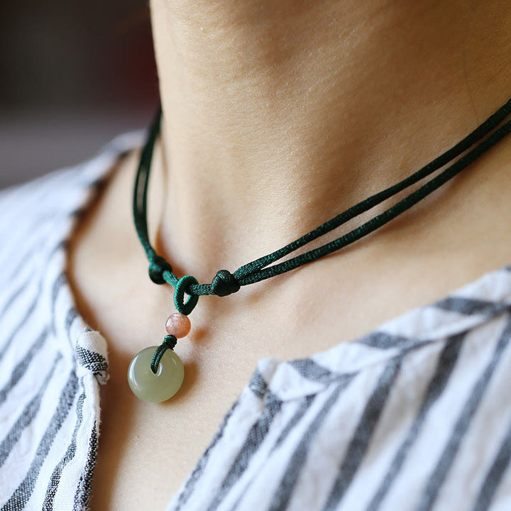 Collana con ciondolo in corda con fibbia della pace in giada rotonda naturale Buddha Stones Lotus Abundance - Verde - Fibbia della pace (giada naturale, il colore può variare) - image 1