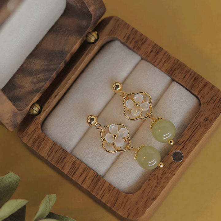 Orecchini pendenti con perline di giada e fiore di pietra di Tridacna Buddha Stones