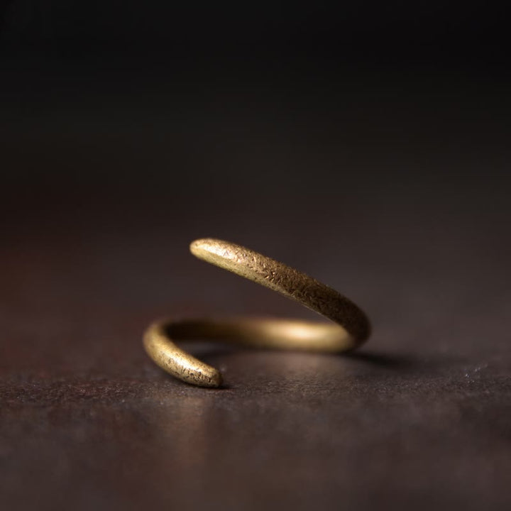 Anello regolabile con design semplice in rame Buddha Stones e portafortuna