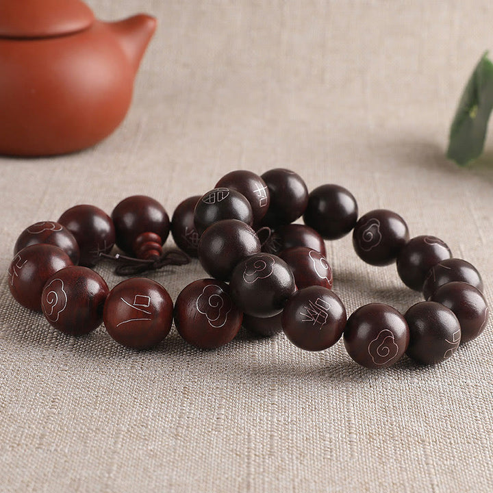 Braccialetto di protezione con piccole foglie di sandalo rosso intarsiate in argento sterling 925 Buddha Stones carattere Om Mani Padme Hum e nuvole di buon auspicio