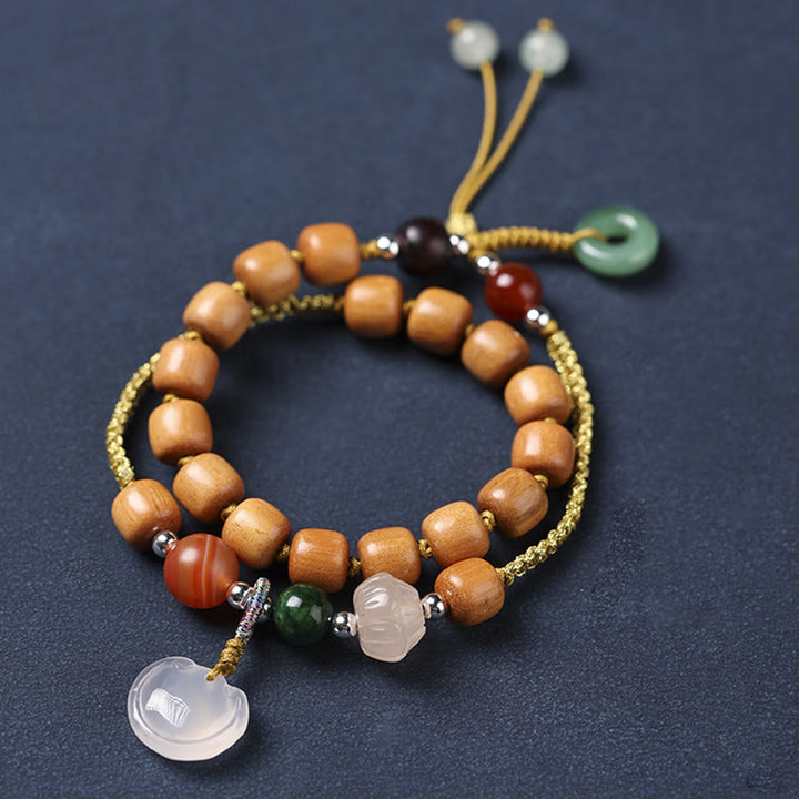 Braccialetto a doppio giro rilassante con fibbia della pace, ciondolo in legno di sandalo verde e calcedonio Buddha Stones