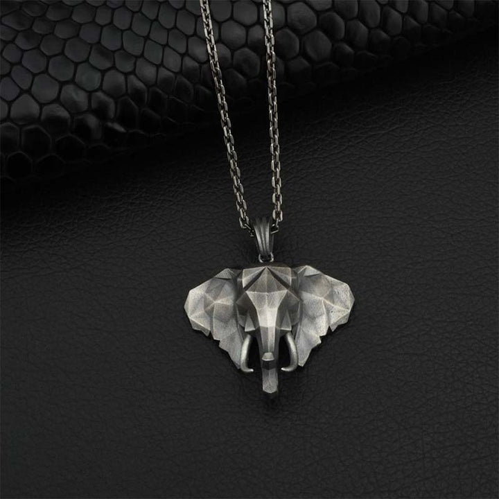 Collana con ciondolo in acciaio al titanio e peltro con elefante e forza