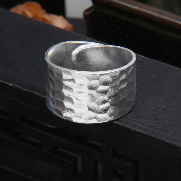 Anello con motivo martellato rustico fatto a mano in argento sterling 990 tibetano Buddha Stones