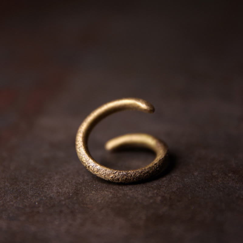 Anello regolabile con design semplice in rame Buddha Stones e portafortuna