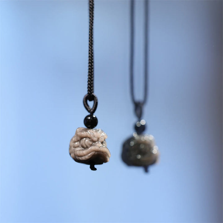 Collana con ciondolo di protezione del leone danzante in ossidiana lucida d'argento naturale Buddha Stones