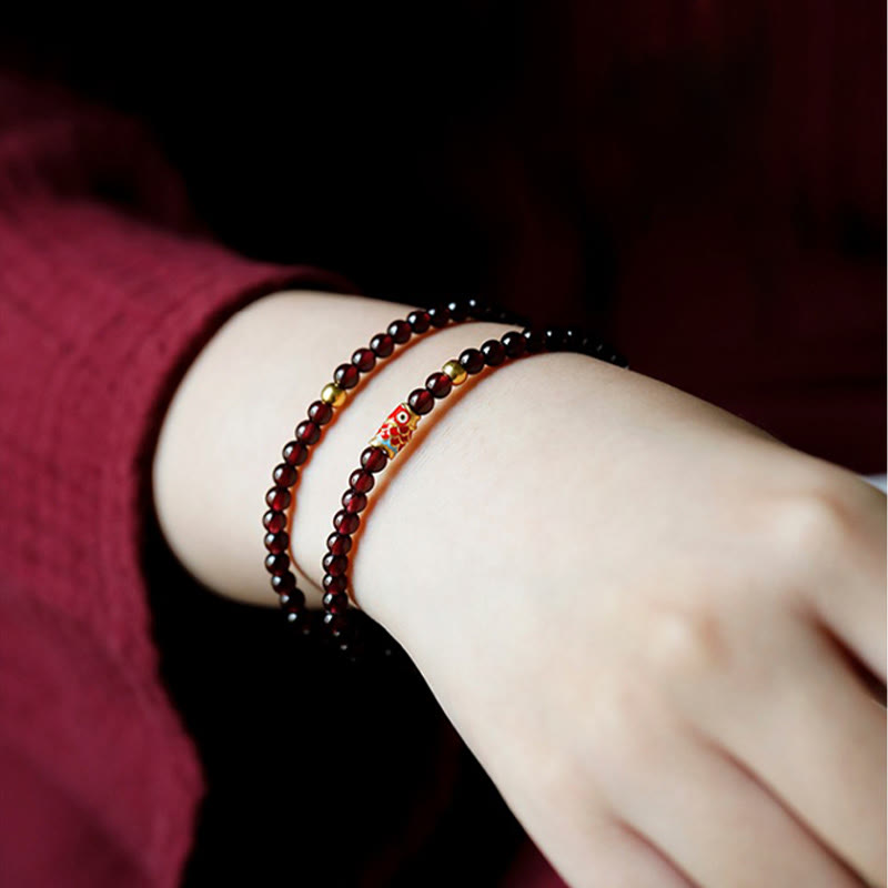 Braccialetto di protezione in granato naturale con pesce koi in oro 999 Buddha Stones