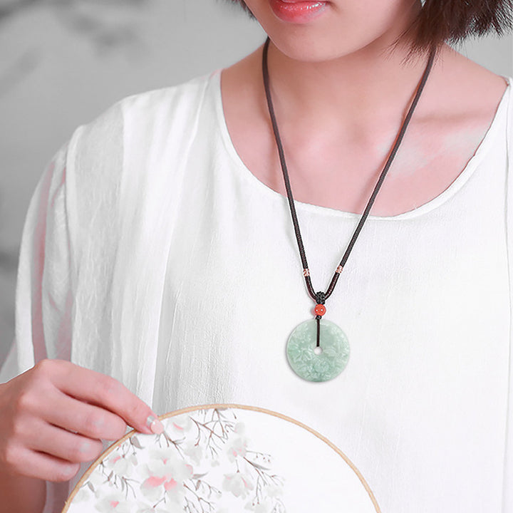 Collana con ciondolo a forma di fiore di peonia con Buddha Stones, giada rotonda e fibbia della pace