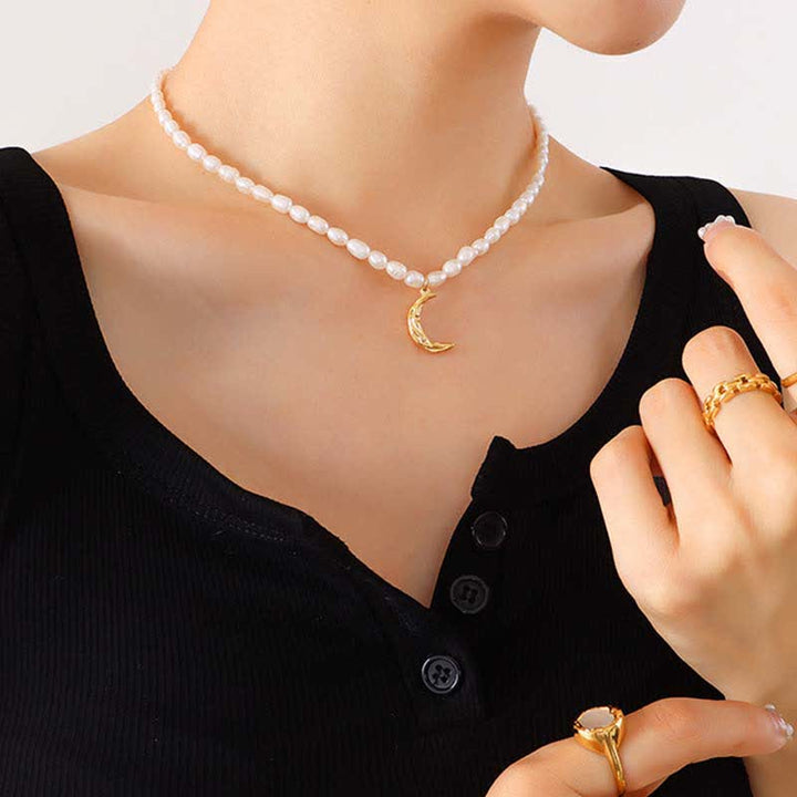 Collana con ciondolo a forma di mezzaluna in perle e luna calma