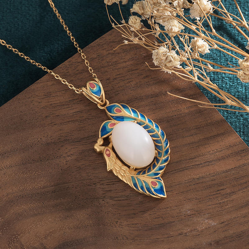 Collana con ciondolo di benedizione in rame e pavone in giada bianca
