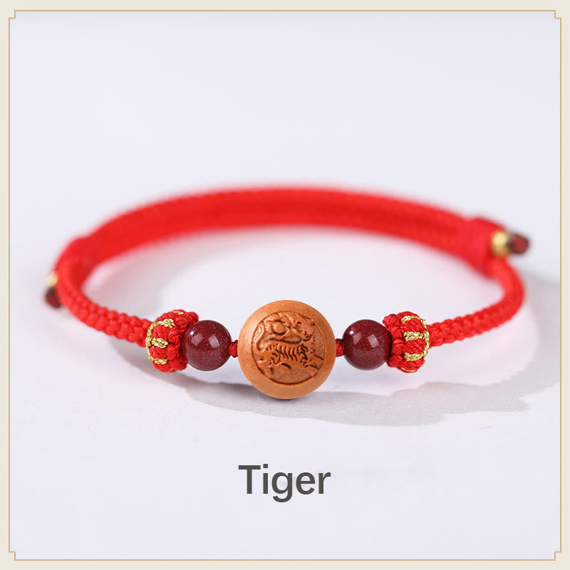 Braccialetto della ricchezza in cinabro intagliato con carattere dello zodiaco cinese Fu in legno di pesca naturale Buddha Stones