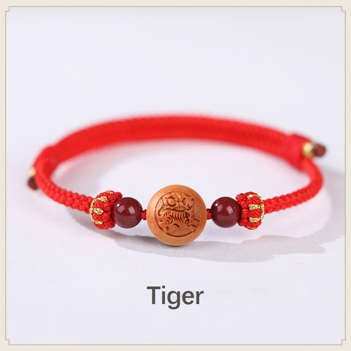 Braccialetto della ricchezza in cinabro intagliato con carattere dello zodiaco cinese Fu in legno di pesca naturale Buddha Stones