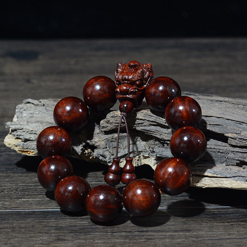 Braccialetto di protezione intagliato a forma di drago con piccole foglie di sandalo rosso, in palissandro e sandalo verde Buddha Stones