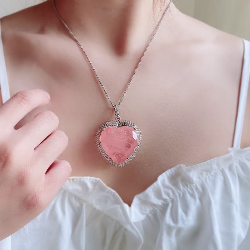 Collana con ciondolo a forma di cuore con cristalli di quarzo rosa e Buddha Stones