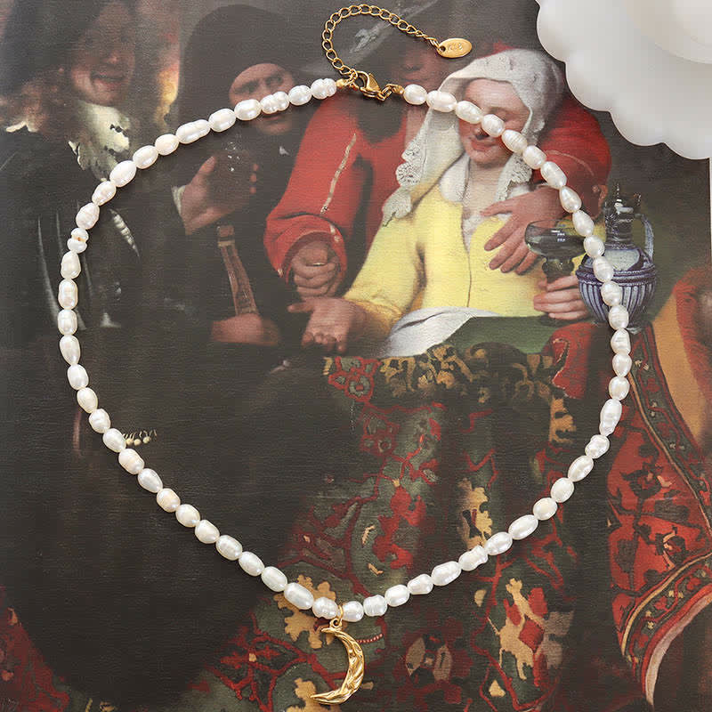 Collana con ciondolo a forma di mezzaluna in perle e luna calma