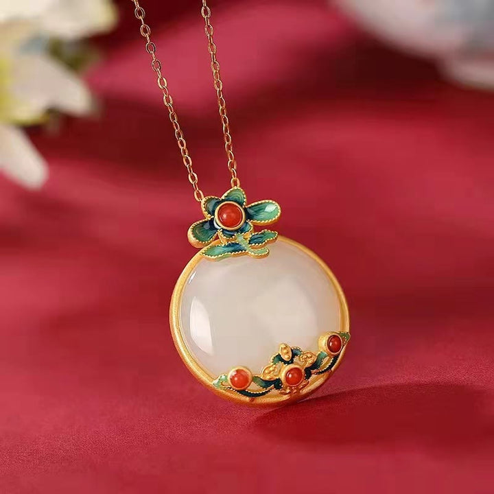 Collana con ciondolo portafortuna con fiore di giada bianca e agata rossa