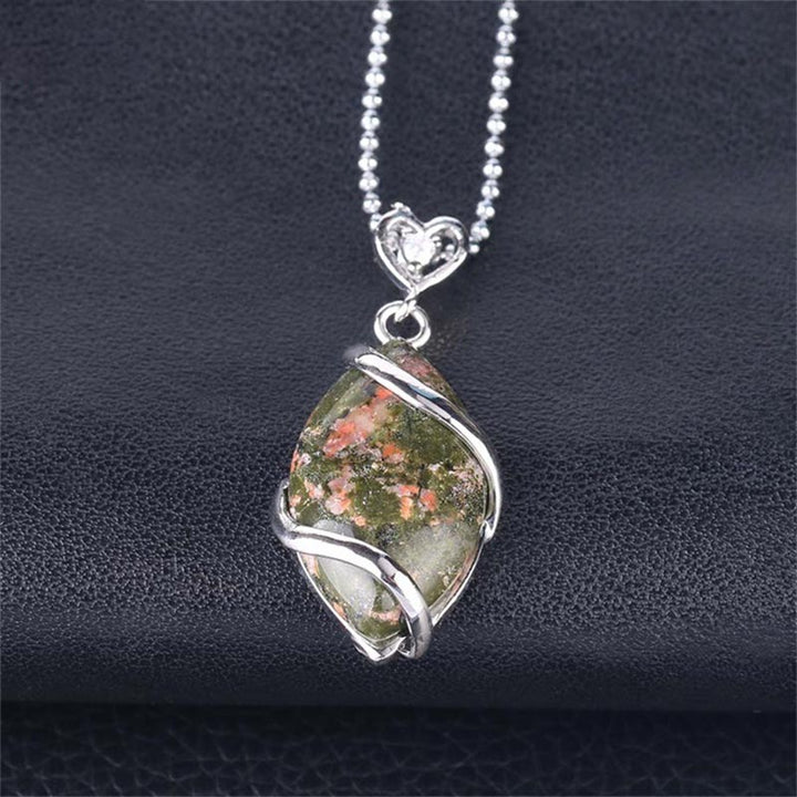 Collana con ciondolo in pietra di cristallo naturale con motivo a marquise Buddha Stones