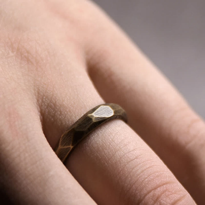 Anello di ricchezza in rame con design semplice tibetano Buddha Stones