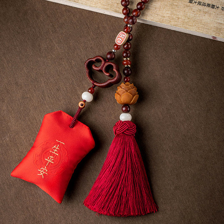 Buddha Stones tibetane piccole foglie di sandalo rosso loto cinabro bustina protezione nappa auto decorazione appesa