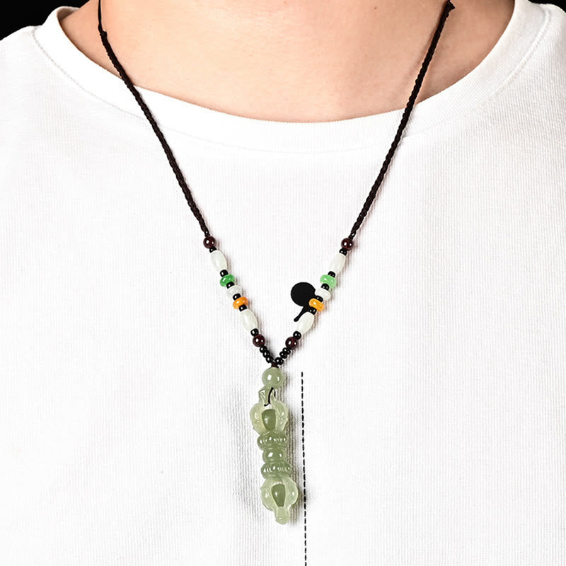 Collana con ciondolo di successo inciso Dorje Vajra in giada ciano naturale tibetana e giada bianca