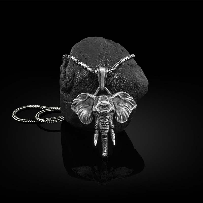 Collana con ciondolo in acciaio al titanio e peltro con elefante e forza