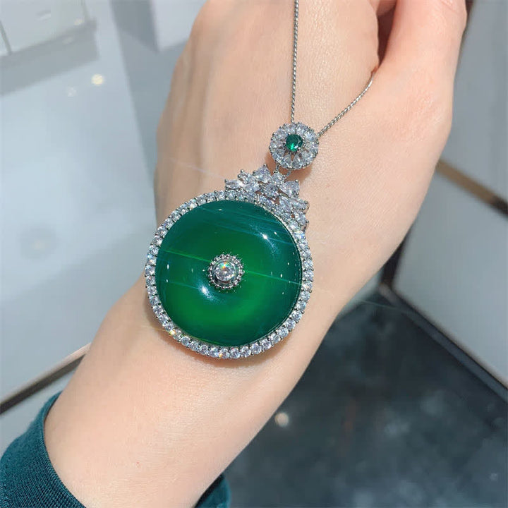 Collana con ciondolo a forma di fibbia rotonda in calcedonio verde con Buddha Stones e forza della pace