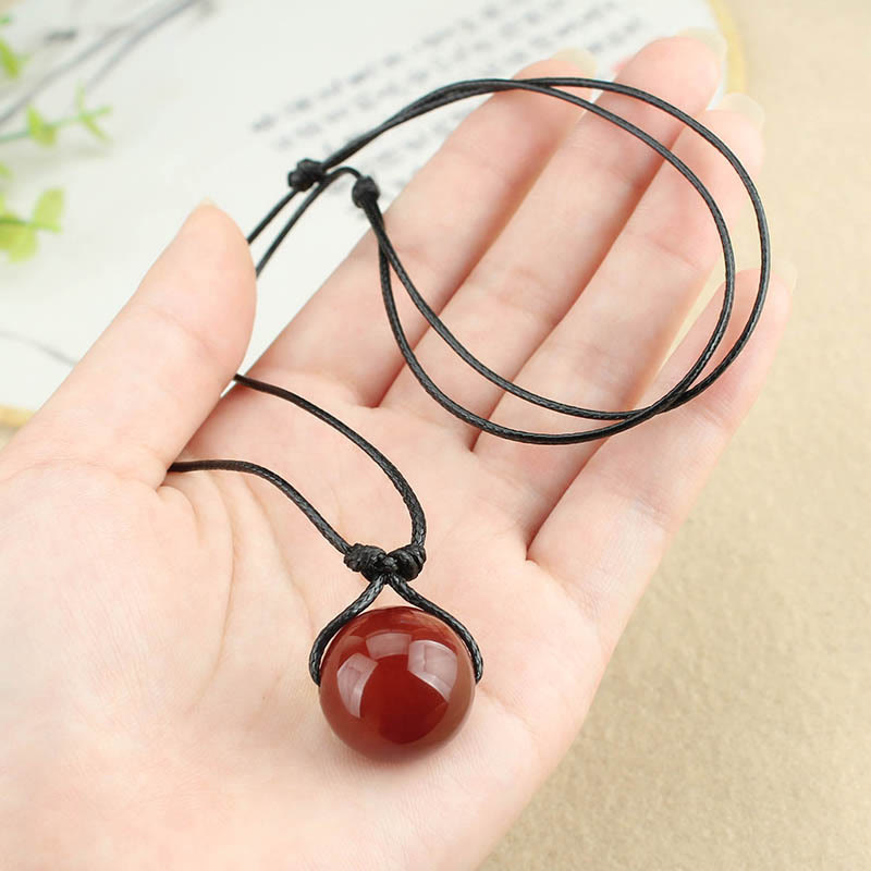 Collana con ciondolo in corda di pelle con perline di agata rossa e Buddha Stones